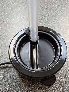 Tavná miska plněná pomocí tavné tyčky do držáku.
