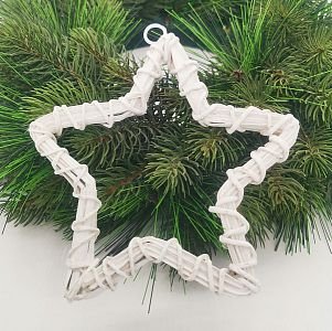 Vánoční hvězda proutěná bílá na zavěšení s ouškem