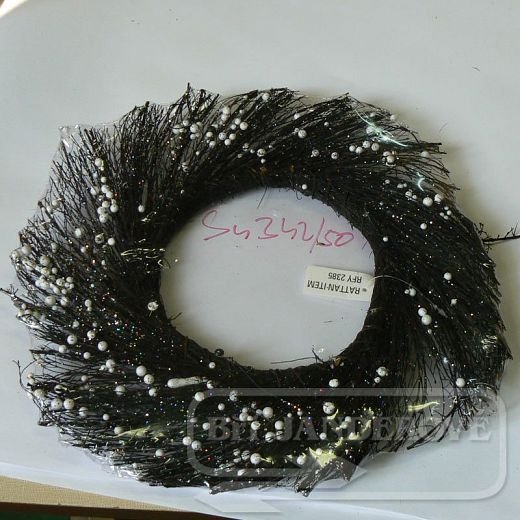 SU0342 Čierny lesklý veniec 38 cm s dekoráciou