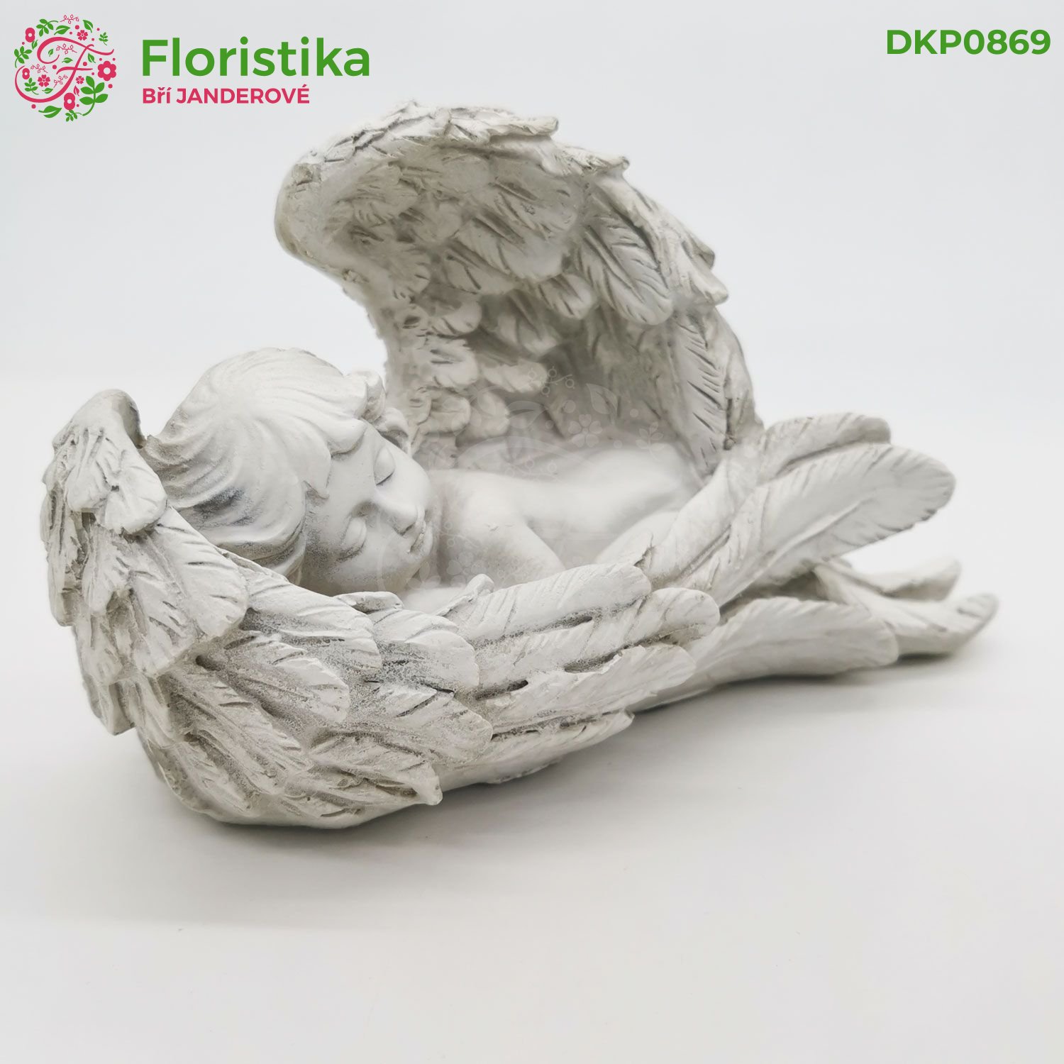 Polyresinový anděl ležící na podstavci, bílý – 23 × 9,5 × 13 cm